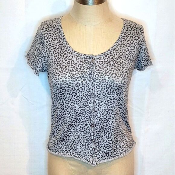 Pink Rose Gray Leopard Print Cropped Tee With Faux Buttons Size Medium - Picture 1 of 7